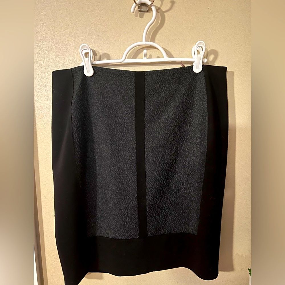 Tahari Black/Gray Pencil skirt  🤩